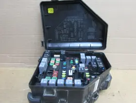 25856249 BUICK Engine Fuse Box Relay Junction Block Panel