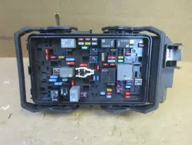 84533304 CADILLAC Engine Fuse Box Relay Junction Block Panel