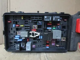 84586306 CHEVROLET Engine Fuse Box Relay Junction Block Panel #2