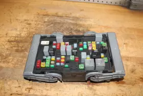15925042 GMC Engine Fuse Box Relay Junction Block Yukon