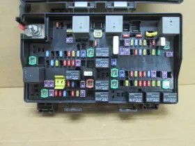 6824800 JEEP Engine Fuse Box Relay Junction Block Panel