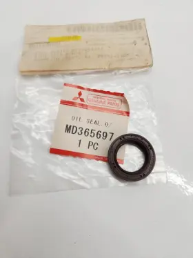 MD365697 MITSUBISHI Oil Pump Sprocket Seal Evo