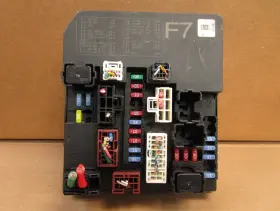 284B71TW1C NISSAN Juke Engine Fuse Box Relay Junction Block