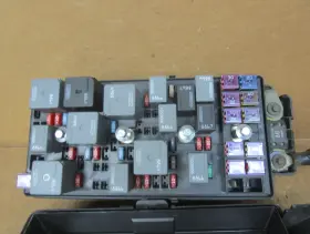 25883019 SATURN Engine Fuse Box Relay Junction Block Panel